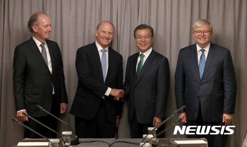 【뉴욕(미국)=뉴시스】전신 기자 = 문재인 대통령이 20일(현지시각) 미국 뉴욕 인터컨티넨탈 바클레이 호텔에서 열린 미국 주요 연구기관 대표 접견에서 리처드 하스 미 외교협회장 등 참석자들과 기념촬영을 하고 있다. 2017.09.21.&nbsp; photo1006@newsis.com