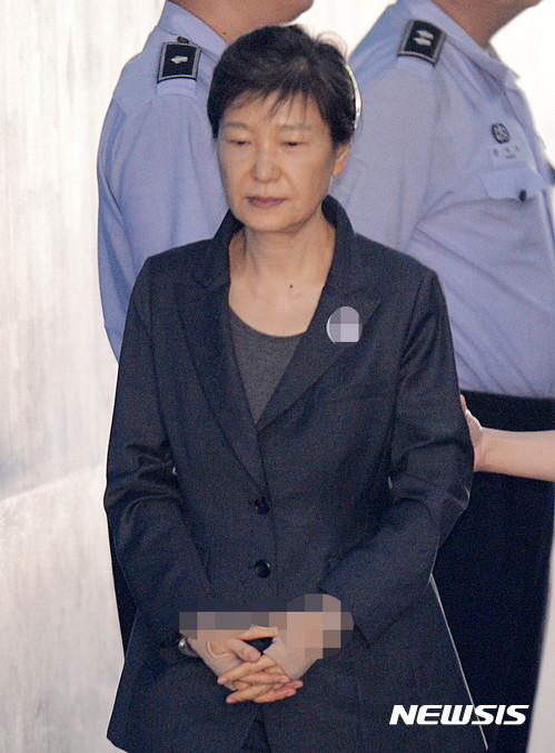 【서울=뉴시스】추상철 기자 = 박근혜 전 대통령이 21일 오전 서울 서초구 서울중앙지방법원에서 '국정농단 사건 72차' 공판에 출석하기 위해 호송차서 내려 법정으로 향하고 있다. 2017.09.21.&nbsp; scchoo@newsis.com