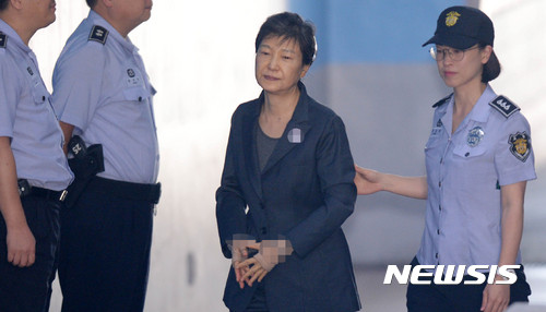 【서울=뉴시스】추상철 기자 = 박근혜 전 대통령이 21일 오전 서울 서초구 서울중앙지방법원에서 '국정농단 사건 72차' 공판에 출석하기 위해 호송차서 내려 법정으로 향하고 있다. 2017.09.21. scchoo@newsis.com