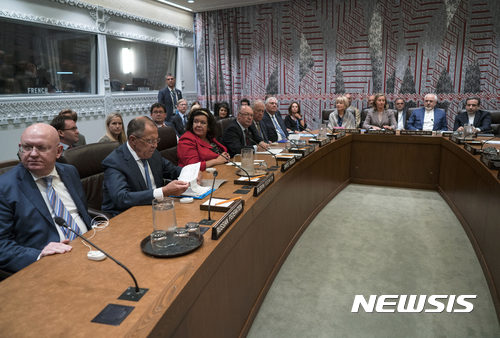 【뉴욕=AP/뉴시스】렉스 틸러슨 미 국무장관, 세르게이 라브로프 러시아 외무장관, 캐런 피어스 영국 외무부 정치국장, 모하마드 자바드 자리프 이란 외무장관, 페데리카 모게리니 유럽연합(EU) 외교·안보 고위대표 등 이란 핵 합의 당사국 외교관들이 20일(현지시간) 미국 뉴욕에서 이란 핵 합의 비공개 회의에 참석하고 있다. 2017.09.21. 