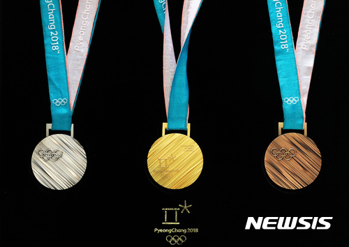 【서울=뉴시스】 박주성 기자 = 21일 오전 서울 동대문디자인플라자 잔디사랑방에서 열린 2018 평창 동계올림픽 메달 공개 행사에서 금은동 메달이 공개되고 있다. 2017.09.21. park7691@newsis.com