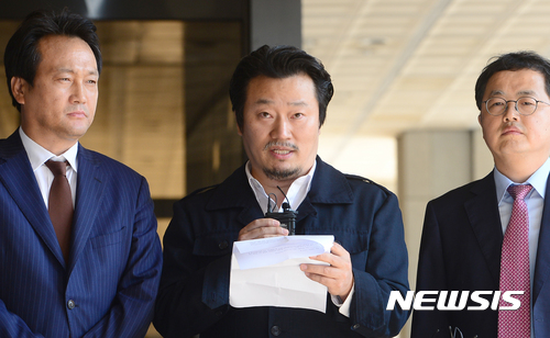 【서울=뉴시스】권현구 기자 = 영화 '김광석'의 이상호 감독이 21일 오전 서울 서초구 서울중앙지방검찰청에서 열린 김광석 딸 타살의혹 재수사 촉구 기자회견'에 참석해 취재진 질문에 답변하고 있다. 2017.09.21.&nbsp; stoweon@newsis.com