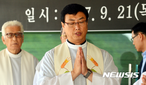 【담양=뉴시스】류형근 기자 = 5·18민주화운동 당시 군부의 헬기사격을 증언하는 등 민주화·통일 운동에 평생을 헌신한 고(故) 조철현 비오 신부의 선종 1주기 추모미사에서 조카 조영대 용봉동성당 주임신부가 기도를 하고 있다. 2018.05.27. (사진=뉴시스 DB) photo@newsis.com