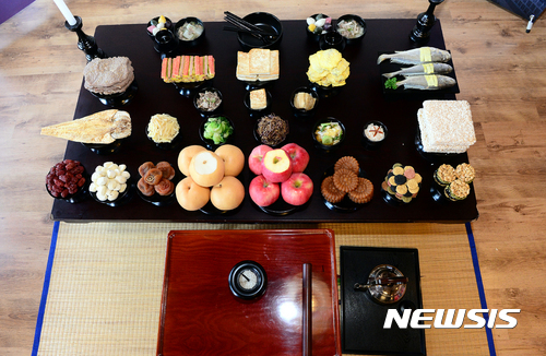 【서울=뉴시스】이종철 기자 = 민족 최대의 명절 추석을 앞둔 21일 서울 중구 남산골 한옥마을에서 열린 ‘aT와 함게하는 추석 차례상 차리기’행사에서 전통 차례상이 차려져 있다. 2017.09.21.jc4321@newsis.com