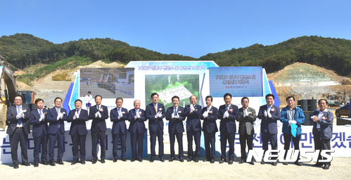 【나주=뉴시스】이창우 기자 = 한국전력이 기피시설로 인식돼 온 변전소를 주민 신뢰 관계 구축을 통해 마침내 착공시켜 국책사업 추진 과정에서 유발되는 주민갈등 해소의 성공모델로 떠오르고 있다. 사진은 21일 충북 청주시 오창읍에서 열린 '765kV 신중부변전소와 송전선로' 착공식 장면. 2017.09.21 (사진=한국전력 제공) lcw@newsis.com