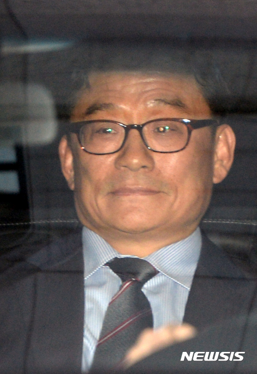 【서울=뉴시스】임태훈 기자 = 공관병에 대한 '갑질' 의혹이 있는 박찬주 육군 대장이 뇌물수수 등의 혐의로 구속을 선고받고 21일 오후 서울 국방부 검찰단을 나서고 있다.국방부는 이날 "국방부 보통군사법원은 오늘 오후 5시 40분경 뇌물수수 등의 혐의를 받고 있는 박찬주 대장에 대하여 구속영장을 발부했다"고 밝혔다. 2017.09.21. taehoonlim@newsis.com