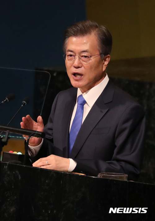 【뉴욕(미국)=뉴시스】전신 기자 = 문재인 대통령이 21일(현지시간) 미국 뉴욕 UN본부 총회 회의장에서 기조연설을 하고 있다. 2017.09.21. photo1006@newsis.com