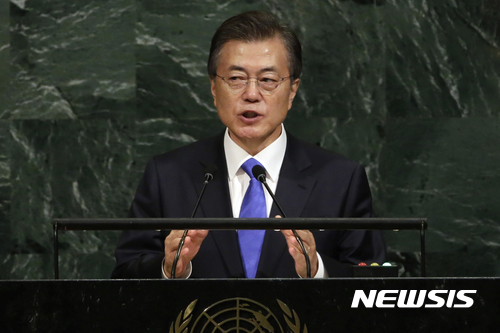 【뉴욕=AP/뉴시스】한국의 문재인 대통령이 21일(현지시간) 미국 뉴욕 UN본부 총회 회의장에서 기조연설을 하고 있다. 2017.09.21. yunghp@newsis.com 