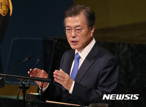 【뉴욕(미국)=뉴시스】전신 기자 = 문재인 대통령이 21일(현지시간) 미국 뉴욕 UN본부 총회 회의장에서 기조연설을 하고 있다. 2017.09.21. photo1006@newsis.com