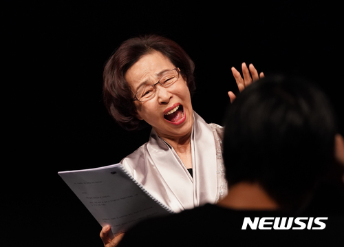 【서울=뉴시스】 손숙, 연극 '하얀토끼 빨간토끼'. 2017.09.22. (사진 = 스파프 제공) photo@newsis.com