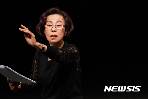 【서울=뉴시스】 손숙, 연극 '하얀토끼 빨간토끼'. 2017.09.22. (사진 = 스파프 제공) photo@newsis.com