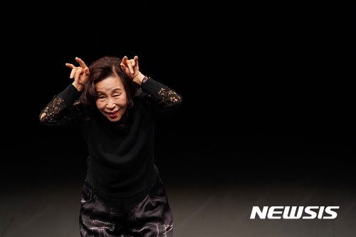 【서울=뉴시스】 손숙, 연극 '하얀토끼 빨간토끼'. 2017.09.22. (사진 = 스파프 제공) photo@newsis.com