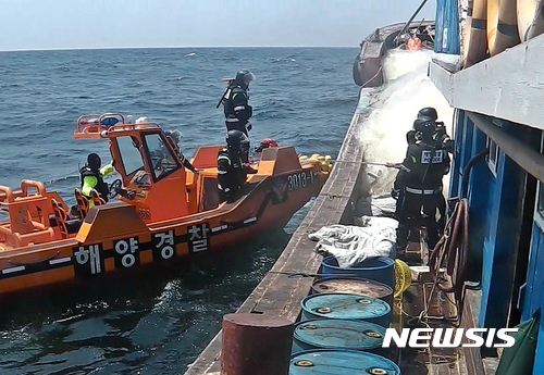 【군산=뉴시스】고석중 기자 = 군산해양경찰서 검문검색 요원들이 21일 오후 3시30분께 전북 군산시 옥도면 어청도 남서쪽 118㎞ 해상에서 조업중인 중국어선(유망)에 올라 불법조업 여부를 확인하고 있다. 2017.09.22. (사진= 군산해경 제공) photo@newsis.com