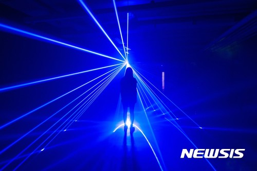 【서울=뉴시스】 I can see your halo #scene04_레이져 라이트, 멀티채널사운드_가변설치_2017