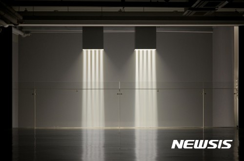 【서울=뉴시스】 I can see your halo #scene02_엘립소이드빔 라이트, 자개, 황동, 멀티채널사운드_가변설치_2017