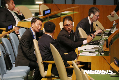 【뉴욕(미국)=뉴시스】전신 기자 = 지난해 9월21일(현지시간) 미국 뉴욕 유엔본부 총회 회의장에서 북한 UN 대표단이 문재인 대통령 기조연설 전 대화 하고 있다. 2017.09.21. photo1006@newsis.com