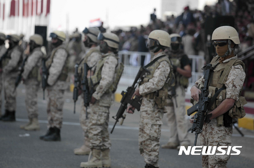 【사나(예멘) = AP/뉴시스】 예멘의 후티 반군들이 9월 21일(현지시간)수도 사나의 점령 3주년을 기념하는 행사장 앞에서 삼엄한 경비를 펼치고 있다. 2017.11.07 