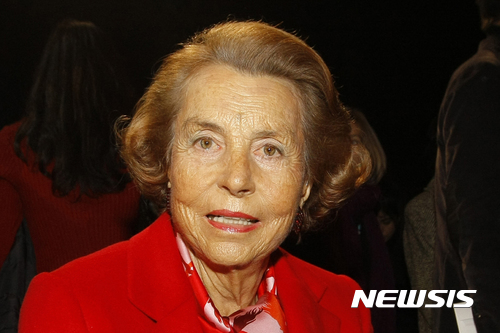 【파리=AP/뉴시스】화장품 회사 로레알의 상속녀인 릴리안 베탕쿠르가 지난 2011년 1월26일 파리에서 열린 디자이너 프랭크 소비의 춘하복 패션쇼에 참석하고 있다. 세계 여성 최고 부호인 베탕쿠르의 딸 프랑수아 베탕쿠르 메이예는 21일 서면 성명을 통해 "모친이 지난밤 뇌이-쉬르-센에서 평안하게 숨을 거두었다"고 말했다. 향년 94세. 2017.09.22
