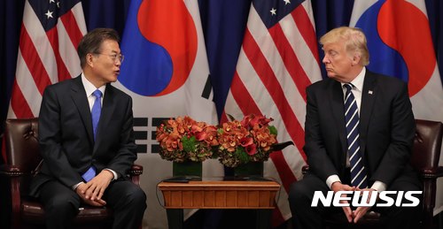 【뉴욕(미국)=뉴시스】전신 기자 = 문재인 대통령이 21일(현지시각) 미국 뉴욕 롯데 팰리스 호텔에서 도널드 트럼프 미국 대통령과 한-미 정상회담을 하고 있다. 2017.09.22. (사진=청와대 제공)&nbsp; photo1006@newsis.com