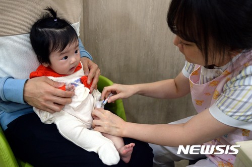 【서울=뉴시스】조성봉 기자 = 질병관리본부가 소아마비(폴리오) 백신 공급부족 문제가 해결되지 않아 내달 도래하는 만 4∼6세 추가접종 시기가 내년으로 또다시 연기됐다고 밝힌 가운데 22일 오전 서울 중구 제일병원에서 아기가 소아마비 백신 접종을 하고 있다. 질병관리본부는 현재 공급량이 충분한 5가 혼합백신(DTaP-IPV/Hib)을 사용하면 생후 2개월 첫 백신 접종에는 어려움이 없을 것이라 질병관리본부는 전망했다. 2017.09.22.suncho21@newsis.com
