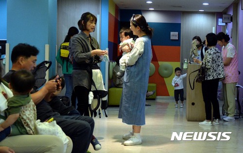 【서울=뉴시스】조성봉 기자 = 질병관리본부가 소아마비(폴리오) 백신 공급부족 문제가 해결되지 않아 내달 도래하는 만 4∼6세 추가접종 시기가 내년으로 또다시 연기됐다고 밝힌 가운데 22일 오전 서울 중구 제일병원에서 부모들이 아기의 소아마비 백신접종을 위해 대기하고 있다. 질병관리본부는 현재 공급량이 충분한 5가 혼합백신(DTaP-IPV/Hib)을 사용하면 생후 2개월 첫 백신 접종에는 어려움이 없을 것이라 질병관리본부는 전망했다. 2017.09.22.suncho21@newsis.com