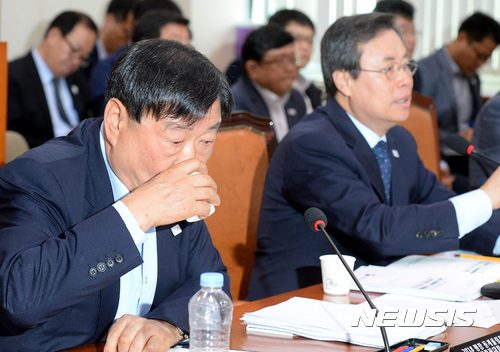 【서울=뉴시스】박영태 기자 = 22일 오전 서울 영등포구 여의도 국회 교육문화체육관광위원회 회의실에서 진행된 2018 평창동계올림픽 및 국제경기대회지원 특별위원회의에서 이희범 2018 평창동계올림픽 조직위원회 조직위원장이 물을 마시고 있다. 2017.09.22.since1999@newsis.com