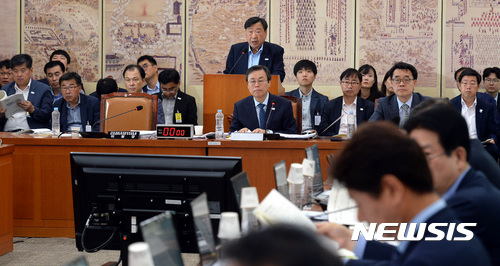 【서울=뉴시스】박영태 기자 = 22일 오전 서울 영등포구 여의도 국회 교육문화체육관광위원회 회의실에서 진행된 2018 평창동계올림픽 및 국제경기대회지원 특별위원회의에서 이희범 2018 평창동계올림픽 조직위원회 조직위원장이 현안보고를 하고 있다. 2017.09.22.since1999@newsis.com