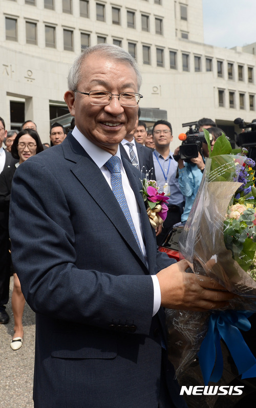 【서울=뉴시스】임태훈 기자 = 양승태 대법원장이 22일 오전 서울 서초구 대법원에서 퇴임식을 마친 후 청사를 나서고 있다. 2017.09.22. taehoonlim@newsis.com