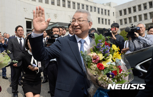 【서울=뉴시스】임태훈 기자 = 양승태 대법원장이 지난해 9월22일 오전 서울 서초구 대법원에서 퇴임식을 마친 후 청사를 나서며 직원들에게 인사하고 있다. 2017.09.22. taehoonlim@newsis.com