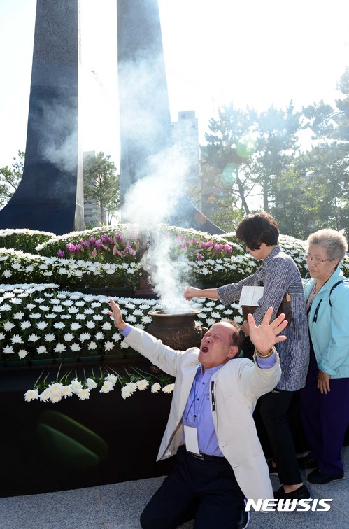 【부산=뉴시스】 하경민 기자 = 22일 부산 남구 국립일제강제동원역사관 추모공원에서 행정안전부 산하 일제강제동원피해자지원재단 주최로 열린 강제동원 희생자 합동위령제에 참석한 희생자 유족들이 추모탑에 헌화하면서 오열하고 있다. 2017.09.22. yulnetphoto@newsis.com