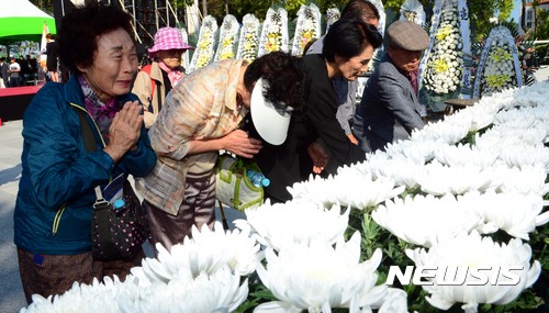 【부산=뉴시스】 하경민 기자 = 22일 부산 남구 국립일제강제동원역사관 추모공원에서 행정안전부 산하 일제강제동원피해자지원재단 주최로 열린 강제동원 희생자 합동위령제에 참석한 희생자 유족들이 추모탑에 헌화하면서 오열하고 있다. 2017.09.22. yulnetphoto@newsis.com