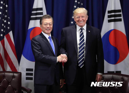 【뉴욕(미국)=뉴시스】전신 기자 = 문재인 대통령이 21일(현지시각) 미국 뉴욕 롯데 팰리스 호텔에서 도널드 트럼프 미국 대통령과 한-미 정상회담을 하고 있다. 2017.09.23. (사진=청와대 제공) photo1006@newsis.com