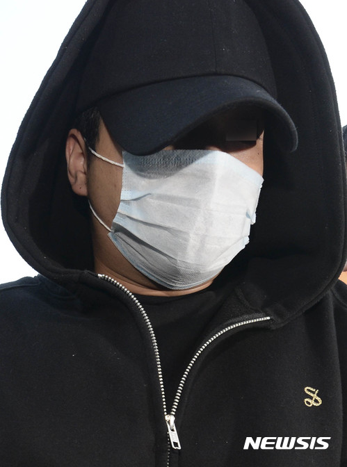 【서울=뉴시스】최진석 기자 = 남경필 경기도지사의 장남이 마약 사건에 연루돼 긴급체포된 18일 오후 서울 동대문구 서울지방경찰청 광역수사대 마약수사계에서 조사를 마친 남씨가 성북경찰서로 향하는 차량으로 이동하고 있다. 경찰에 따르면 회사원인 남씨는 지난 13일 중국에서 필로폰 약 4g을 매수해 15일 인천국제공항을 통해 입국하면서 속옷 안에 숨겨 밀반입, 지난 16일 오후 자택에서 한 차례 필로폰을 투약한 혐의를 인정했으며, 수사팀은 남씨의 자택에서 필로폰 2g을 압수했다. 2017.09.23. myjs@newsis.com