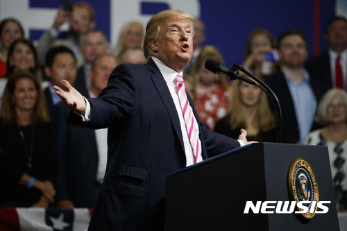  【헌츠빌=AP/뉴시스】 도널드 트럼프 미국 대통령이 22일(현지시간) 미국 앨라배마주(州) 헌츠빌에서 공화당 후보인 루서 스트레인지 현 상원의원 유세 지원 연설을 하고 있다. 2017.09.23
