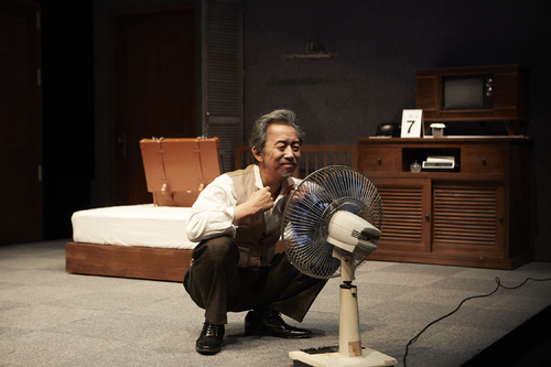 【서울=뉴시스】 연극 '에어콘 없는 방'. 2017.09.24. (사진 = 서울문화재단 남산예술센터 제공) photo@newsis.com