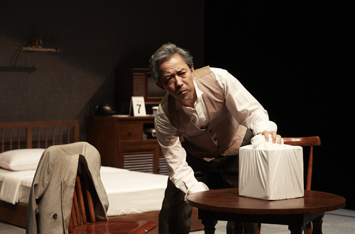 【서울=뉴시스】 연극 '에어콘 없는 방'. 2017.09.24. (사진 = 서울문화재단 남산예술센터 제공) photo@newsis.com