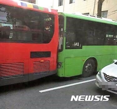 【대구=뉴시스】민경석 기자 = 24일 오후 1시20분께 대구 동구 율하동 반야월 저탄장 정류장에서 836번 시내버스와 급행 5번, 818번 버스가 잇따라 들이받는 사고가 발생했다. 2017.09.24.(사진=독자제공)photo@newsis.com