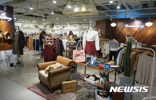 【대구=뉴시스】 김덕용 기자 =인터넷 쇼핑몰이 오프라인으로 영역을 확장하고 있다. 24일 롯데백화점 대구점 5층에 있는 인터넷 쇼핑몰 브랜드 로미스토리 매장 전경 2017. 09. 24.&nbsp; (사진=롯데백화점 제공)&nbsp;&nbsp; photo@newsis.com