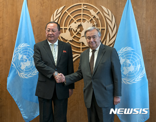 【유엔본부=AP/뉴시스】리용호 북한 외무상(왼쪽)이 23일 유엔본부에서 안토니우 구테흐스 유엔 사무총장과 회담을 갖기에 앞서 악수하며 인사를 나누고 있다. 구테흐스 총장은 이날 리 외무상에게 핵 및 미사일 개발의 완전한 중단 등 유엔 안보리 결의 이행을 요구했지만 회담은 평행선만 그린 채 끝났다. 2017.09.24