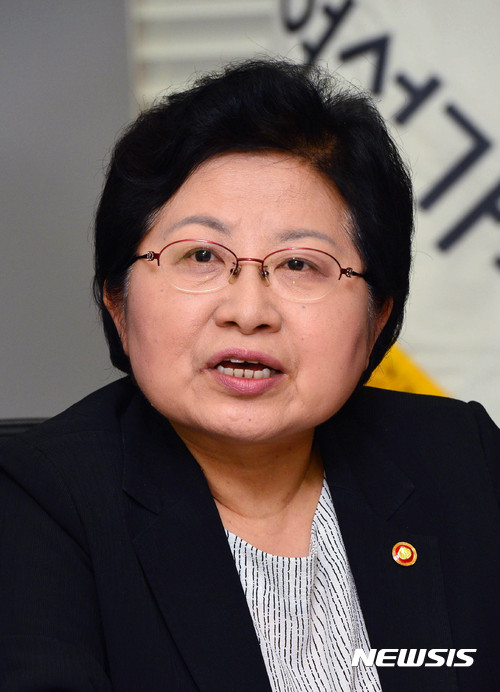 【서울=뉴시스】박진희 기자 = 정현백 여성가족부 장관이 21일 오전 서울 종로구 정부서울청사 접견실에서 뉴시스와 인터뷰를 하고 있다. 2017.09.21.pak7130@newsis.com