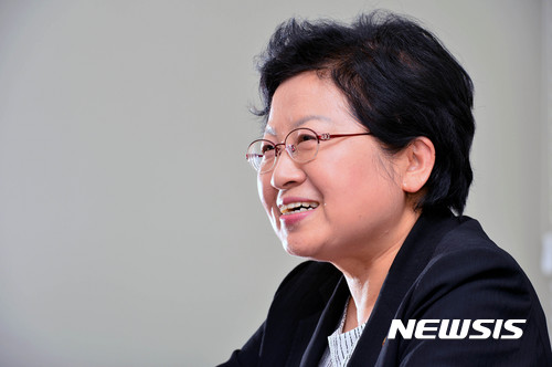 【서울=뉴시스】박진희 기자 = 정현백 여성가족부 장관이 21일 오전 서울 종로구 정부서울청사 접견실에서 뉴시스와 인터뷰를 하고 있다. 2017.09.21.pak7130@newsis.com