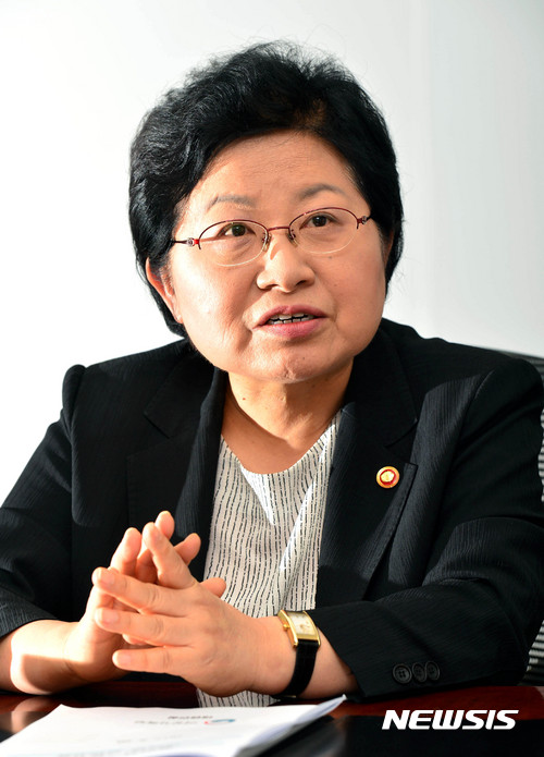  '82년생 김지영들' 만난 정현백 여가장관…"성차별 없애자"