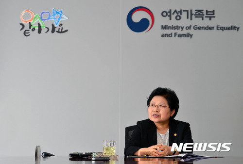 【서울=뉴시스】박진희 기자 = 정현백 여성가족부 장관이 21일 오전 서울 종로구 정부서울청사 접견실에서 뉴시스와 인터뷰를 하고 있다. 2017.09.21.pak7130@newsis.com
