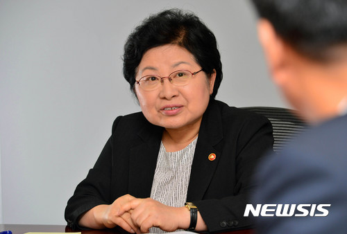 【서울=뉴시스】박진희 기자 = 정현백 여성가족부 장관이 21일 오전 서울 종로구 정부서울청사 접견실에서 뉴시스와 인터뷰를 하고 있다. 2017.09.21.pak7130@newsis.com