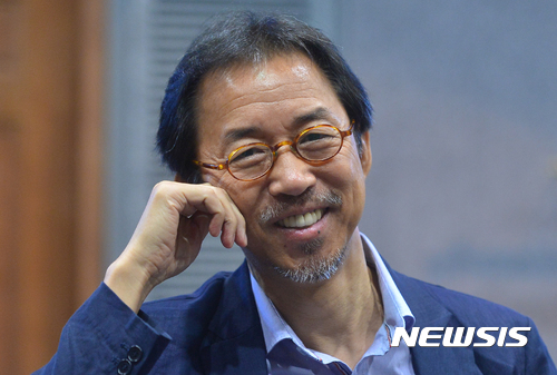 【서울=뉴시스】고승민 기자 = 연극 '에어콘 없는 방'의 배우 한명구가 지난 19일 오후 서울 남산예술센터에서 뉴시스와 인터뷰를 하기 전 포즈를 취하고 있다. 서울문화재단 남산예술센터는 2017년 시즌 프로그램으로 본 연극을 극단 백수광부와 공동제작, 14일부터 내달 1일까지 공연한다. 2017.09.24. kkssmm99@newsis.com