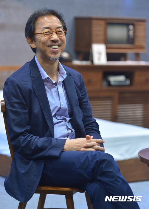 【서울=뉴시스】고승민 기자 = 연극 '에어콘 없는 방'의 배우 한명구가 지난 19일 오후 서울 남산예술센터에서 뉴시스와 인터뷰를 하기 전 포즈를 취하고 있다. 서울문화재단 남산예술센터는 2017년 시즌 프로그램으로 본 연극을 극단 백수광부와 공동제작, 14일부터 내달 1일까지 공연한다. 2017.09.24. kkssmm99@newsis.com