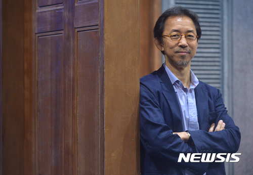 【서울=뉴시스】고승민 기자 = 연극 '에어콘 없는 방'의 배우 한명구가 지난 19일 오후 서울 남산예술센터에서 뉴시스와 인터뷰를 하기 전 포즈를 취하고 있다. 서울문화재단 남산예술센터는 2017년 시즌 프로그램으로 본 연극을 극단 백수광부와 공동제작, 14일부터 내달 1일까지 공연한다. 2017.09.24. kkssmm99@newsis.com