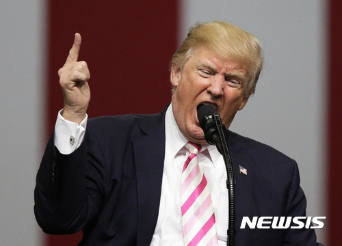 【헌츠빌=AP/뉴시스】도널드 트럼프 미국 대통령이 22일(현지시간) 앨라배마 주 헌츠빌에서 흑백인종차별에 대한 항의표시로 국가 연주 때 무릎을 꿇은 스포츠 스타들을 '비애국자'로 비판하면서 "구단주들에게 그런 개XXX는 해고하라고 말하자"고 선동했다. 2017.09.24