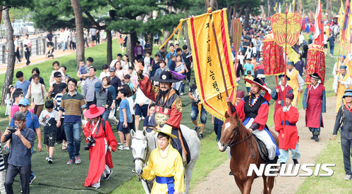 【수원=뉴시스】이정선 기자 = 2017 정조대왕 능행차 재현행사가 열린 24일 오후 경기 수원 노송지대에서 말에 오른 정조대왕이 시민들을 향해 손 흔들고 있다. 2017.09.20.  ppljs@newsis.com