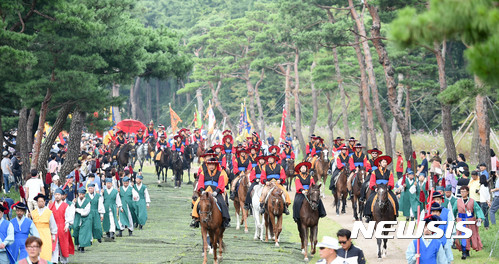 【수원=뉴시스】이정선 기자 = 2017 정조대왕 능행차 재현행사가 열린 24일 오후 경기 수원 노송지대에서 정조대왕 행렬이 화성행궁을 향하고 있다. 2017.09.20.  ppljs@newsis.com